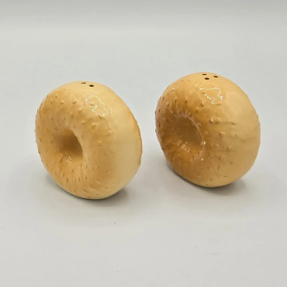 BAGEL SHAPE CERAMIC SALT‎ & PEPPER SHAKERS VINTAGE